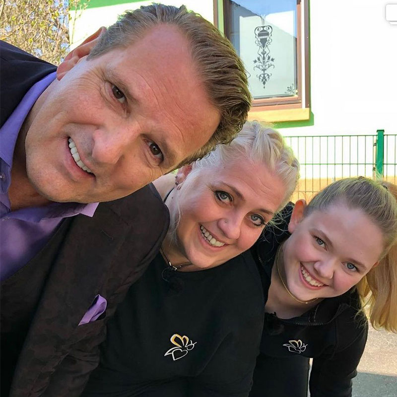 Claudia und Leslie Eckert mit Investor Ralf Dümmel Claudia und Leslie Eckert mit Investor Ralf Dümmel