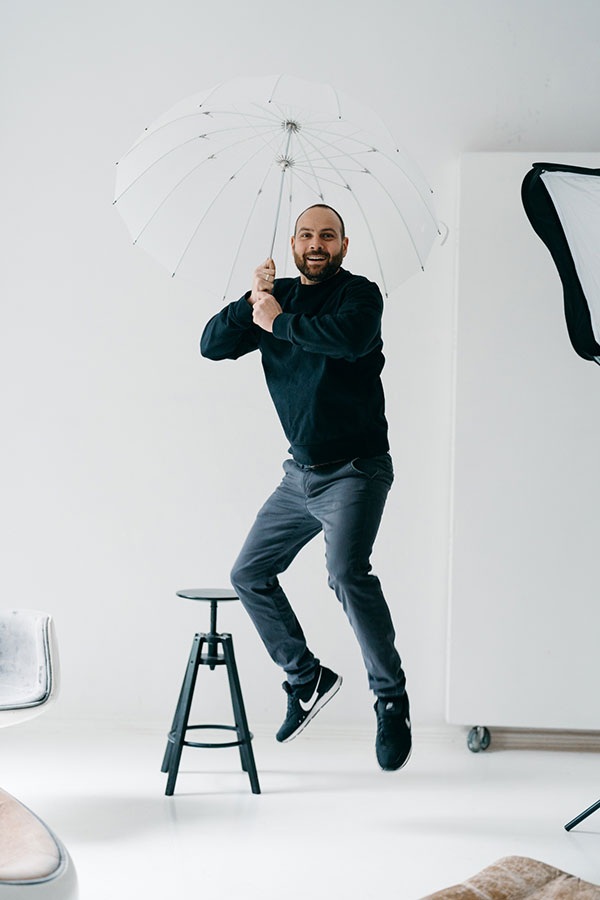 Emad Ette ist Business- und Eventfotograf aus Berlin mit dem Fokus auf authentische Unternehmensfotografie im Reportagestil. 