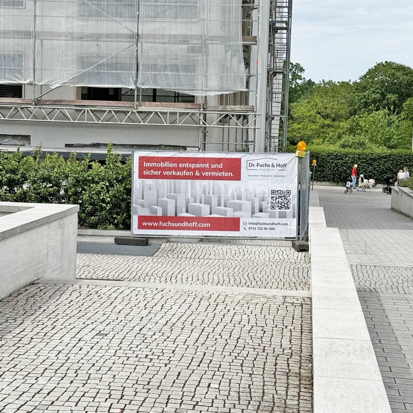 Gestaltung eines Baustellenbanners Baustellenzauns für Fuchs & Hoff Immobilienverwaltung Gestaltung eines Baustellenbanners Baustellenzauns für Fuchs & Hoff Immobilienverwaltung